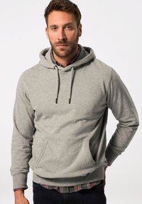 Sudadera gris con capucha, hecha de una tela suave, que cuenta con un bolsillo tipo canguro, capucha ajustable con cordones y puños acanalados. Textura sutil y corte relajado.
