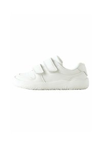 Baskets blanches avec deux bandes Velcro, bout arrondi, semelles en caoutchouc texturé et tige en matériau synthétique lisse.