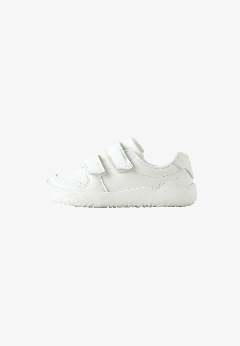 Baskets blanches avec deux bandes velcro ajustables et semelle texturée, conçues pour le confort et la facilité d'utilisation.