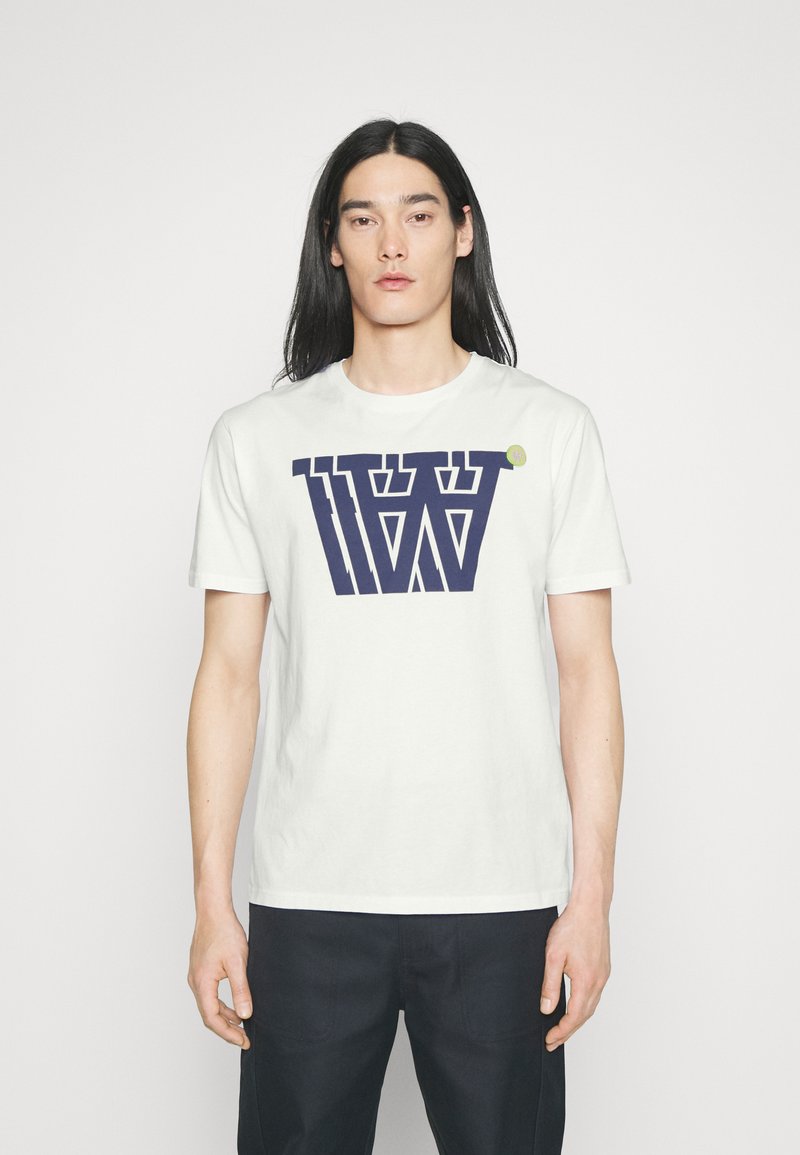 Baltas trumpas rankovėmis marškinėliai su dideliu tamsiai mėlynu grafikos logotipu 'WWW' priekyje. Pagaminta iš minkštos medvilnės.