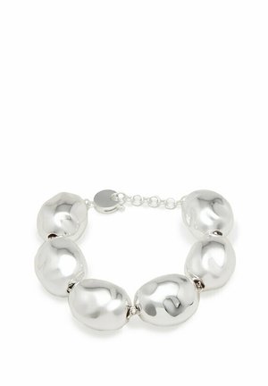 Armband in zilverkleur met zes grote, onregelmatig gevormde gepolijste kralen die met kleine schakels verbonden zijn en een ketting sluiting voor verstelbare maat.