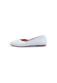 Zapato plano de cuero blanco con puntera redondeada, detalles de costura a lo largo del borde y una suela de goma de bajo perfil. Diseño simple y elegante.