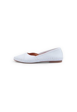 Scarpa piatta in pelle bianca con punta arrotondata, dettagli cuciti lungo il bordo e suola in gomma a profilo basso. Design semplice ed elegante.