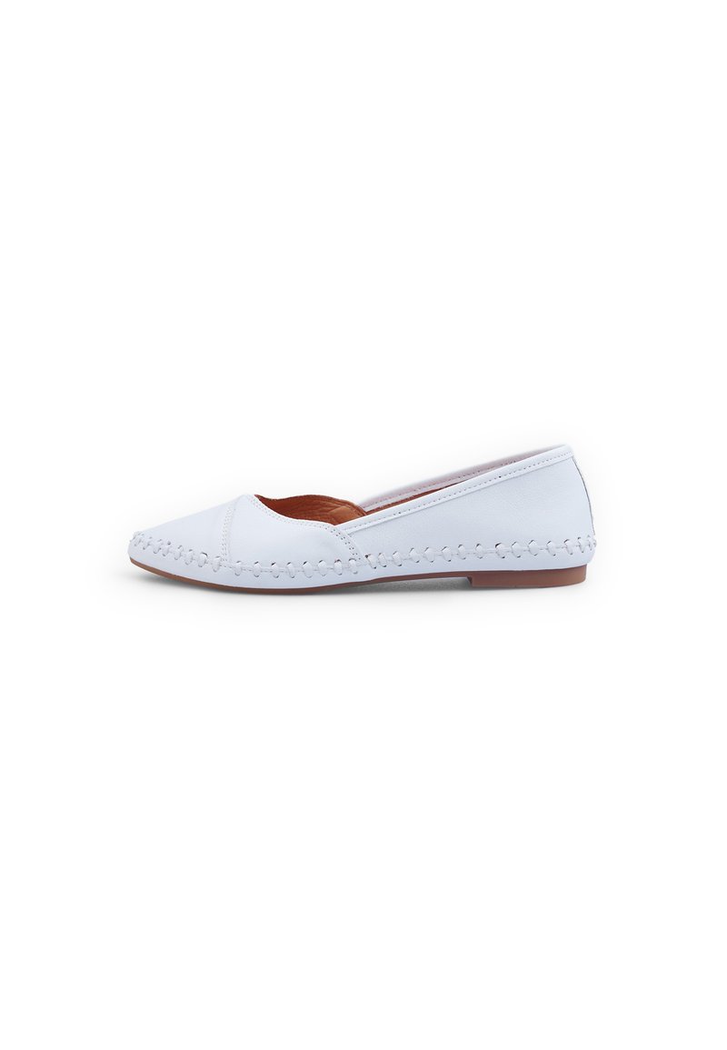 Zapato plano de cuero blanco con puntera redondeada, detalles de costura a lo largo del borde y una suela de goma de bajo perfil. Diseño simple y elegante.