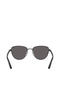 Occhiali da sole in stile black metal con lenti curve, tinta grigia e aste sottili. Presentano cuscinetti nasali e una finitura liscia sulle montature. Design minimalista.