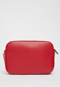 Bolso de imitación de cuero rojo con forma rectangular. Presenta una cadena en tono dorado y una textura suave, con un cierre de cremallera en un lado.