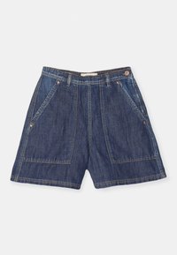 Shorts de mezclilla de color azul oscuro, con cintura alta, cuatro bolsillos grandes y costuras en contraste. Cierre de botón en la cintura.