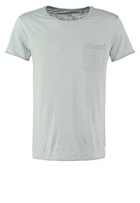 Jasnoszary T-shirt z krótkim rękawem wykonany z miękkiej tkaniny, z kieszonką na piersi i okrągłym dekoltem. Gładka faktura i luźny krój.