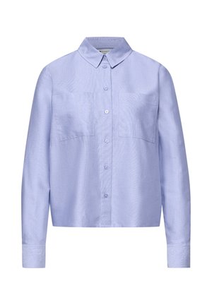 Světlomodrá košile s dlouhým rukávem na knoflíky, dvěma náprsními kapsami a klasickým límečkem, zobrazena na bílém pozadí.