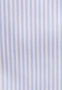 Motivo a righe verticali azzurro chiaro e bianco con trama tessile visibile.