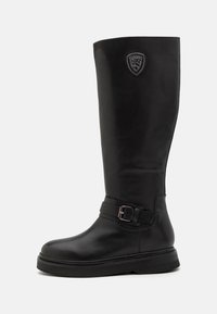 Botas negras hasta la rodilla hechas de cuero suave, con punta redonda, detalle de hebilla en el tobillo y suela texturizada para mayor agarre.