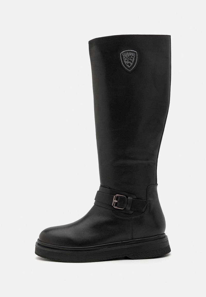 Botas negras hasta la rodilla hechas de cuero suave, con punta redonda, detalle de hebilla en el tobillo y suela texturizada para mayor agarre.