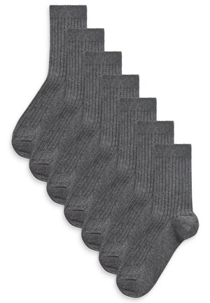 Graue gerippte Socken, die in einer Reihe ausgestellt sind, mit verstärkter Zehen- und Beinöffnung, aus weichem Strickmaterial gefertigt. Das Set umfasst sechs Paare.
