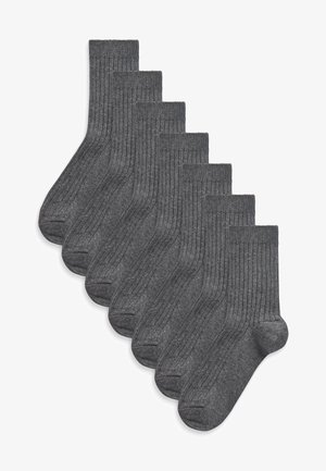 Graue gerippte Socken, die in einer Reihe ausgestellt sind, mit verstärkter Zehen- und Beinöffnung, aus weichem Strickmaterial gefertigt. Das Set umfasst sechs Paare.