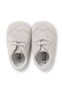 Scarpe per neonati in suede grigio chiaro con dettagli perforati e lacci grigi, punte rotonde e una soffice fodera interna.