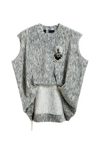 Top extragrande a rayas gris y blanco con lados abiertos, cuello redondo y flor de tela decorativa con detalle de costura en la parte delantera.