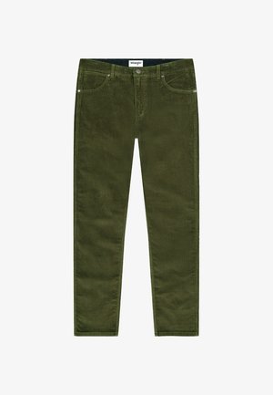 Oliven grønne fløjlspants med lige snit, knaplukning, fem lommer og subtil ribbet tekstur. Mærkelabel på taljen.