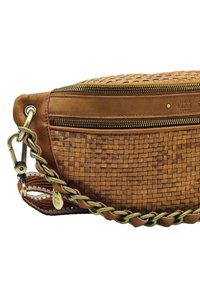 Sac en cuir tissé marron avec une fermeture zippée en haut, une bandoulière tressée avec des accents verts et une quincaillerie métallique pour l'attache.