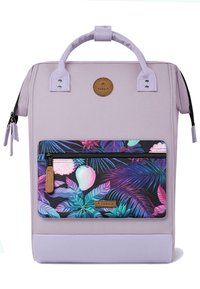 Sac à dos lavande avec une finition texturée, présentant une poche avant à motif floral dans des couleurs vives et un accent de logo marron.