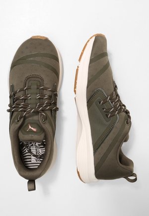 Buty sportowe z oliwkowej tkaniny z gumową podeszwą. Posiadają sznurowadła, teksturowaną cholewkę oraz logo marki na pięcie.