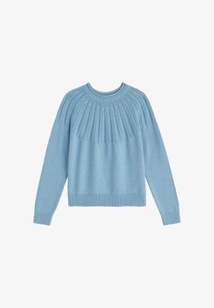 Maglione azzurro chiaro lavorato a maglia con motivo a trecce sulla parte superiore del petto e sulle spalle, polsini, scollo e orlo a coste.