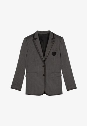 Grijze gestreepte blazer met een zwarte revers en een sluiting met één knop. Inclusief twee voorzakken en een klein geborduurd embleem op de borst.