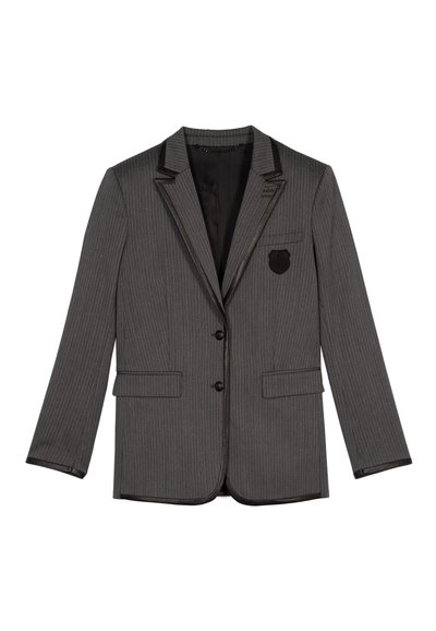 Grijze gestreepte blazer met een zwarte revers en een sluiting met één knop. Inclusief twee voorzakken en een klein geborduurd embleem op de borst.