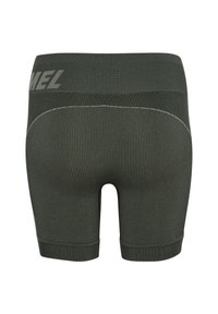 Ciemnozielone prążkowane szorty z miękkim elastycznym paskiem w talii. Charakteryzują się wzorzystym designem z kontrastowymi szwami i wytłoczonym logo.