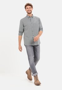 camel active MIT BUTTON-DOWN KRAGEN  - Hemd - glacier green