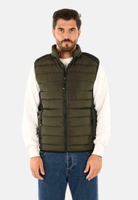 Gilet imbottito verde oliva con colletto alto, chiusura con zip e due tasche laterali, caratterizzato da un design trapuntato testurizzato e spalline nere.