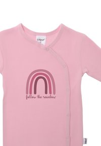 Rosa Babystrampler mit einem mehrfarbigen Regenbogen-Motiv und dem Text "folge dem Regenbogen". Er hat einen Druckknopfverschluss und eine weiche Textur.