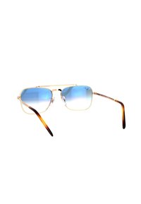 Occhiali da sole con montatura in metallo dorato e lenti a gradiente blu. Astine a gradiente marrone con dettagli testurizzati. Design leggero, forma rettangolare.