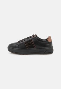 Zapatillas de cuero negro con acentos en bronce, costuras en contraste, punta redondeada, diseño plano de cordones y suela de goma texturizada.