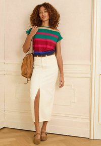 Love & Roses REGULAR FIT - CREW NECK - Nyomott mintás póló - multi rainbow stripe