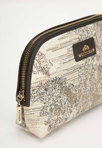 Beige stoffen pouch met textuur en donkere accenten, voorzien van een goudkleurige rits en een WITTCHEN-logo plaatje. Compact, rond ontwerp voor gemakkelijke hantering.
