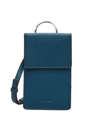Mała prostokątna niebieska skórzana torebka na ramię z klapką, srebrnym metalowym uchwytem w kształcie pierścienia oraz regulowanym paskiem.