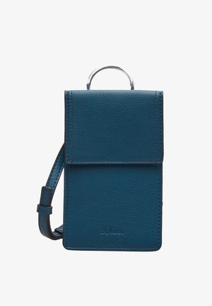 Lille rektangulær blå læder crossbody-taske med klaplukning, sølvfarvet metalringhåndtag og justerbar rem.