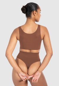 Bruin cropped top en high-waisted briefs van gladde stof, met een minimalistisch ontwerp en naadloze randen in een effen kleur.