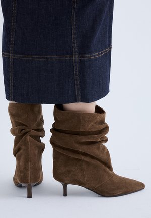 befree, RITA-068 - Botines - taupe