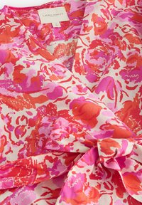 Kvietkované zavinovacie šaty v odtieňoch ružovej, červenej a oranžovej s viazaným pásom v páse a štítkom Laura Ashley na výstrihu.