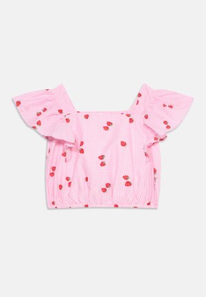 Roza kratka majica s naboranim kratkim rukavima i printom jagode na pozadini s gingham uzorkom.