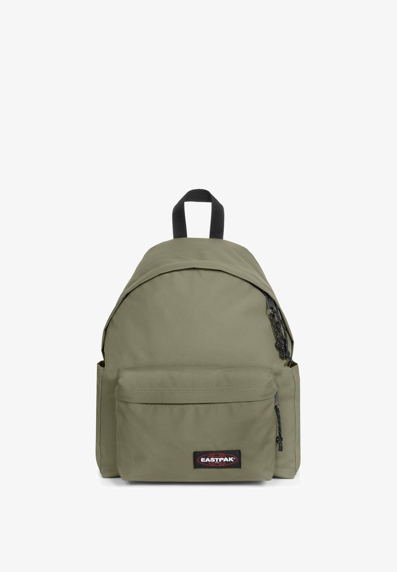 Sac à dos en tissu vert olive avec une forme arrondie, poche avant, fermeture éclair noire, et une poignée supérieure pour le transport. Logo Eastpak visible.