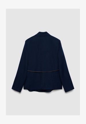 Blazer blu navy con vestibilità su misura, caratterizzato da uno spacco posteriore, maniche lunghe e una sottile cucitura orizzontale a contrasto sulla schiena.