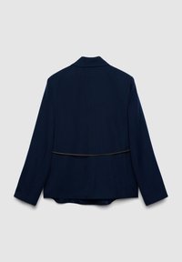Blazer blu navy con vestibilità su misura, caratterizzato da uno spacco posteriore, maniche lunghe e una sottile cucitura orizzontale a contrasto sulla schiena.