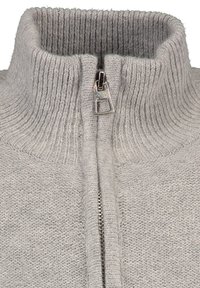 Maglione grigio con zip, colletto a coste, dotato di una zip argentata e di un morbido tessuto a maglia testurizzato. Design semplice e strutturato.