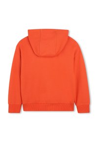 Oranje hoodie met een trekkoordkap, ribgebreide boorden en onderrand, en een gladde textuur. Eenvoudig ontwerp zonder zichtbare logo's of patronen.