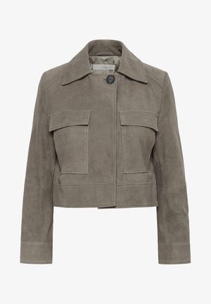 Bijgesneden grijze suède jas met een puntige kraag, knoopsluiting aan de voorkant en twee grote opgestikte zakken. Heeft gestikte details en een gladde textuur.