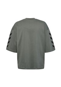 Grünes Kurzarm-T-Shirt mit lockerer Passform, Rundhalsausschnitt und schwarzen diagonalen Streifen an den Ärmeln. Aus glattem Baumwollmaterial.