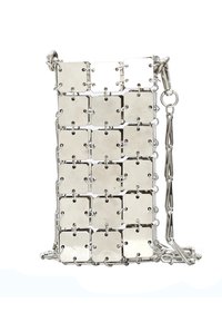 Borsa in catena d'argento con pannelli metallici quadrati, caratterizzata da una finitura lucida e una tracolla a catena. Nota per il suo design unico e intrecciato.