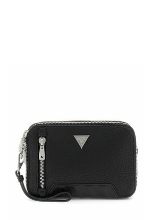 Schwarze Lederbrieftasche mit genarbter Textur, silberner Hardware, Reißverschluss und einem dreieckigen Logo-Akzent. Verfügt über ein Armband für einfaches Tragen.